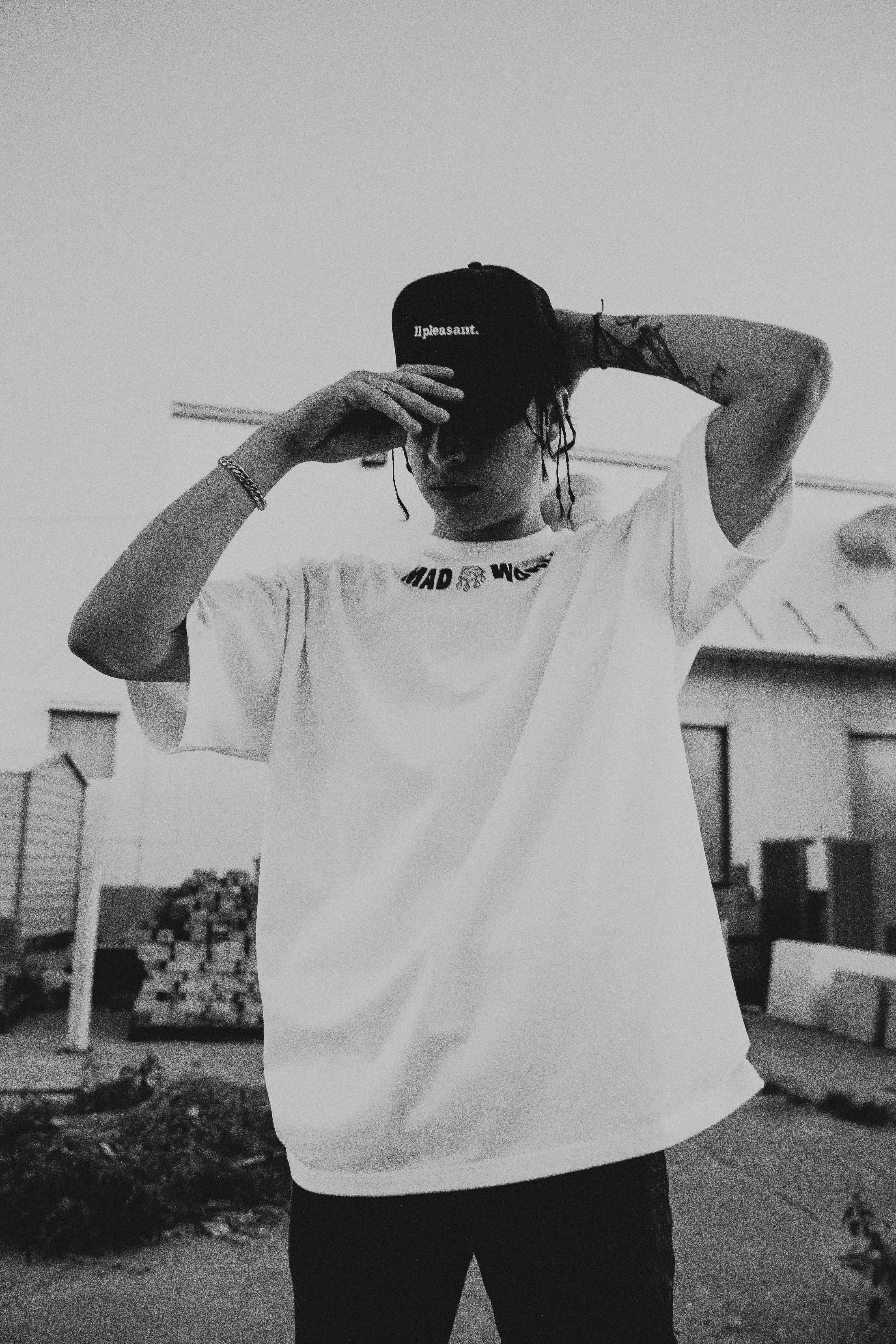 The Meta-Streetwear: Ketika Desain Pakaian Fisik Dijual Bersamaan dengan Aset Digitalnya