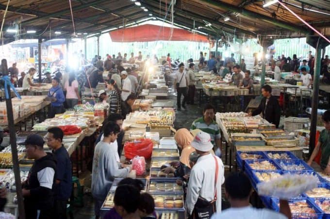 Jajan Kue Murah Meriah di Pasar Kue Subuh Senen