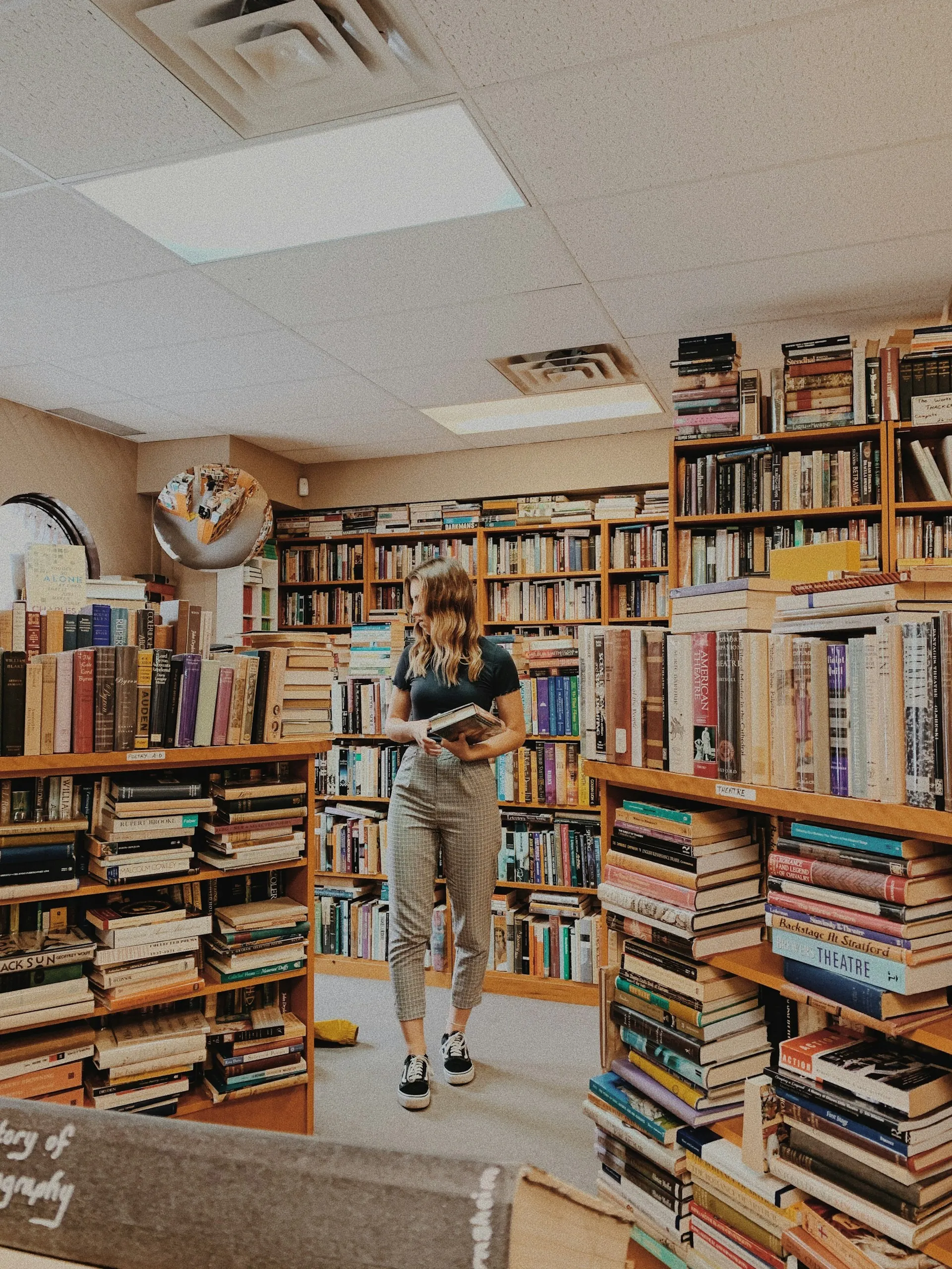 The First Edition Hunt: Mengapa Buku Cetakan Pertama dari Sastra Klasik Menjadi Aset Koleksi yang Diburu Kolektor Modern