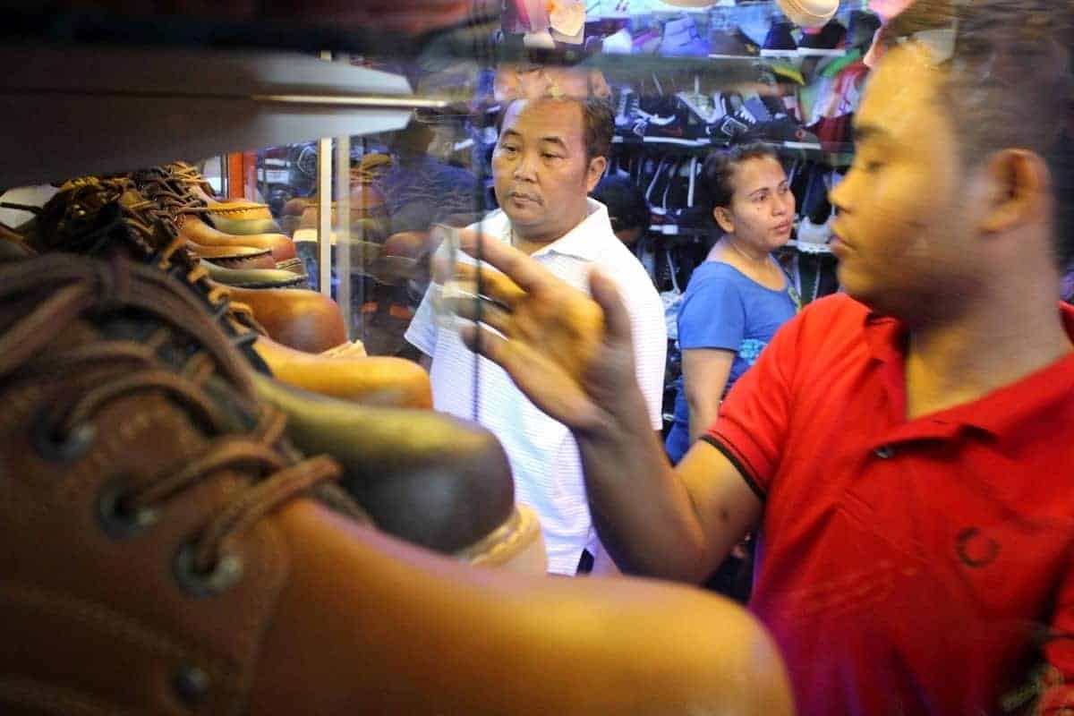 Serunya Berburu Barang Luar Negeri di Pasar Ular