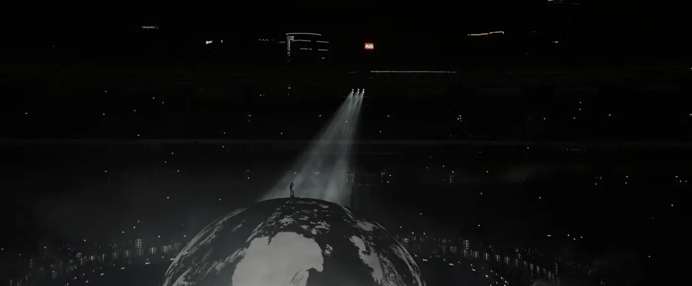Menembus Kabut Stadion: Ketika Jakarta Menjadi Panggung Teater Monolitik Ye!