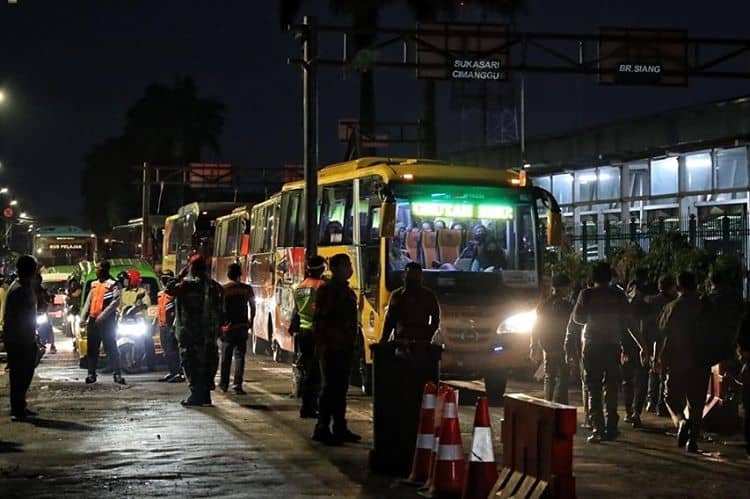 Jakarta Mobilizes 50 Free School Buses, to Resolve Passenger Density at KRL Stations
