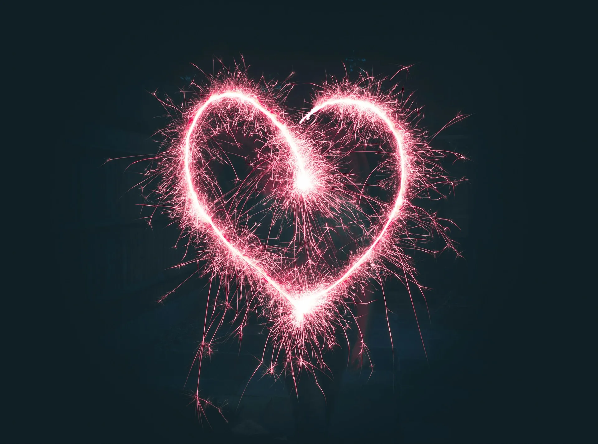 The Art of Gifting: Mengkurasi Hadiah Valentine yang Berbicara Lebih Dalam dari Sekadar Benda