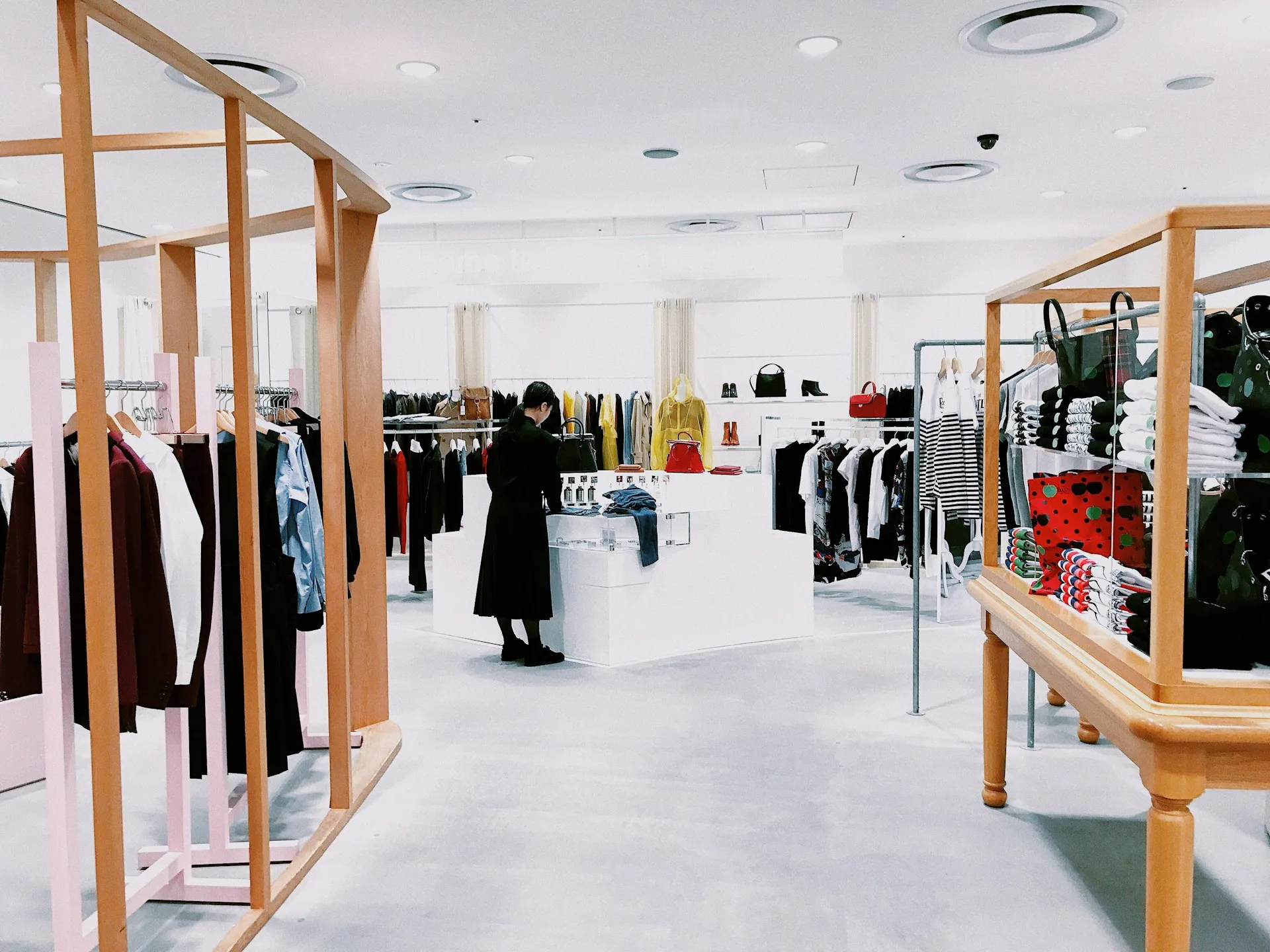 The Unbranding Philosophy: Strategi Minimalisme dalam Membangun Kepercayaan Konsumen Modern