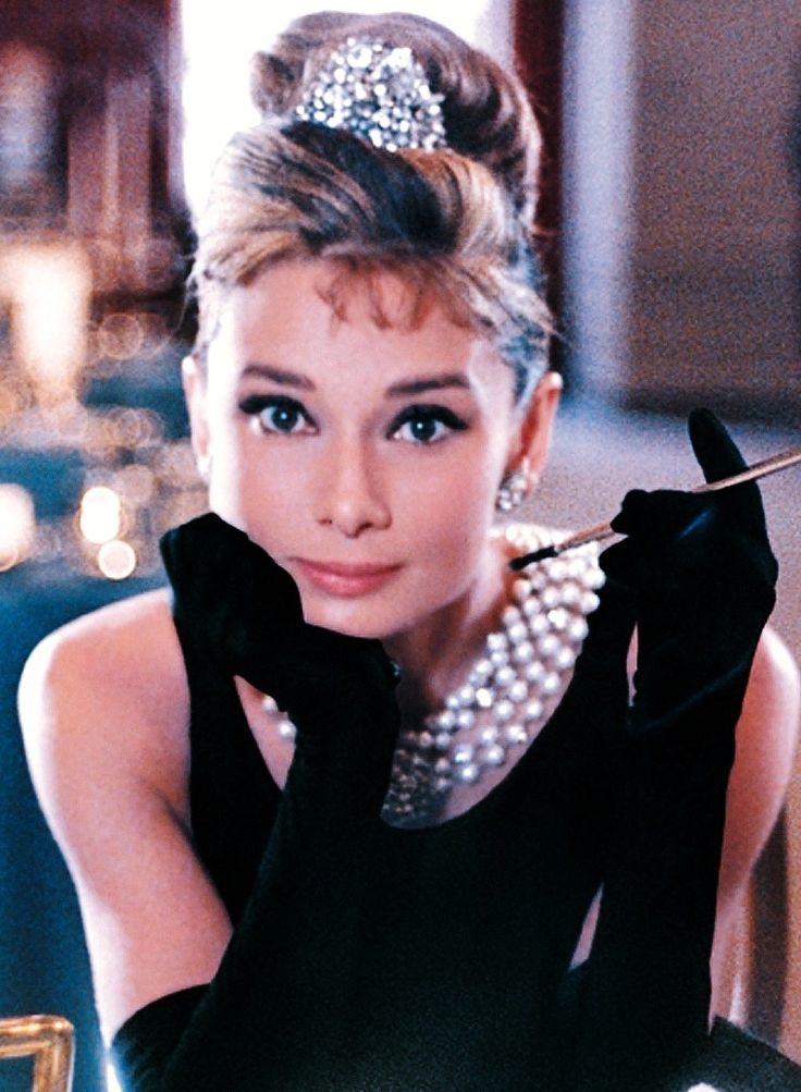10 Essentials To Look Like Audrey Hepburn