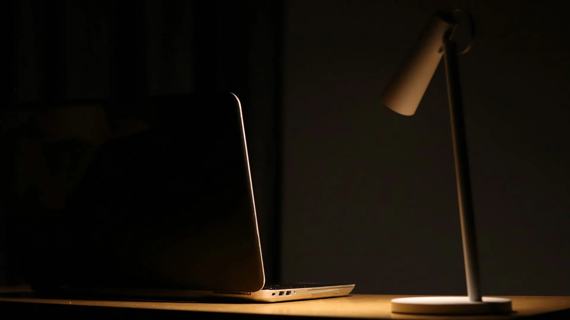 Smart Desk Lamp: Pencahayaan Otomatis Berbasis Sensor untuk Kenyamanan Kerja