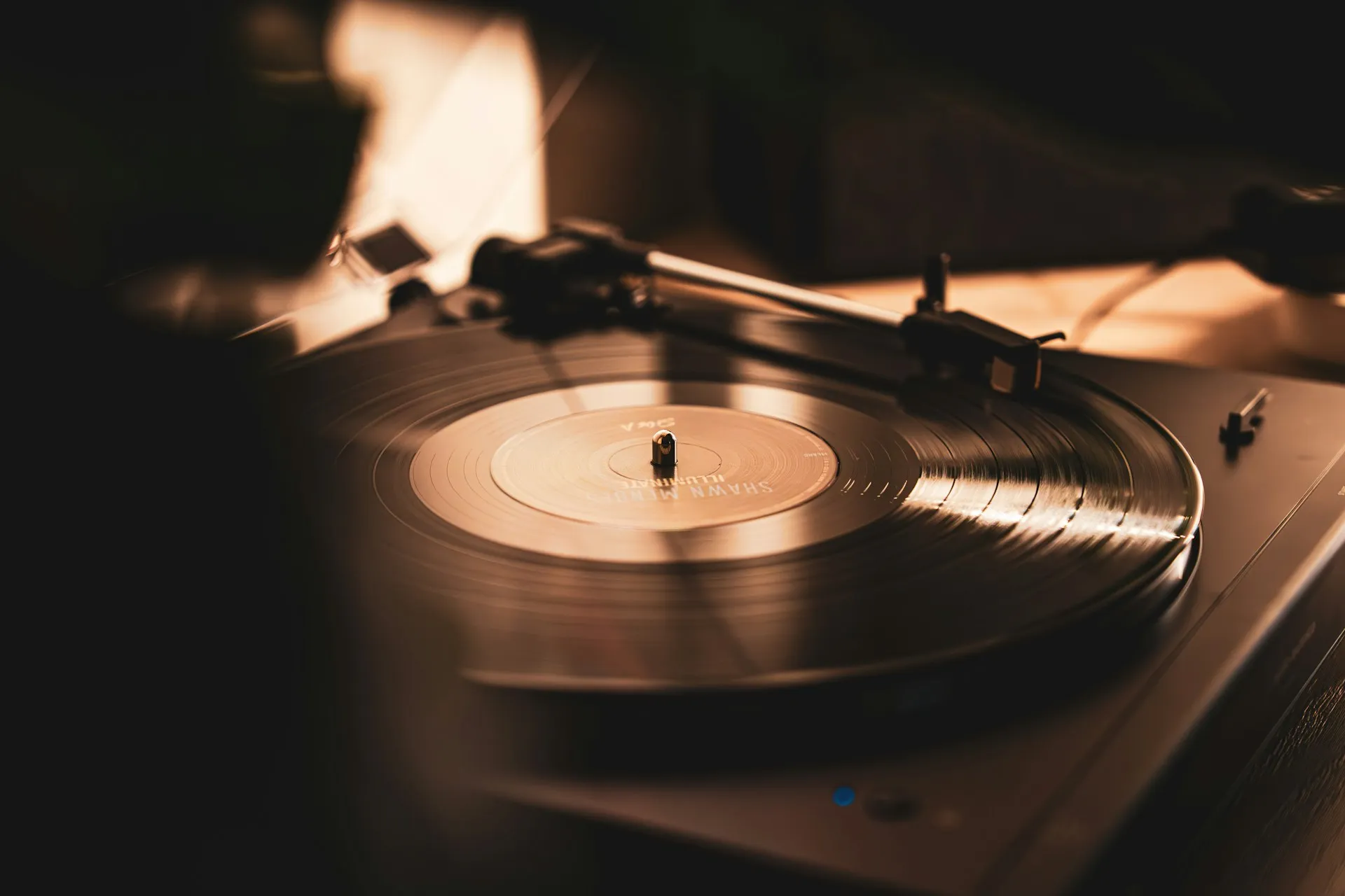 'Vinyl Record Pressing': Sensasi Audio Analog di Era Digital