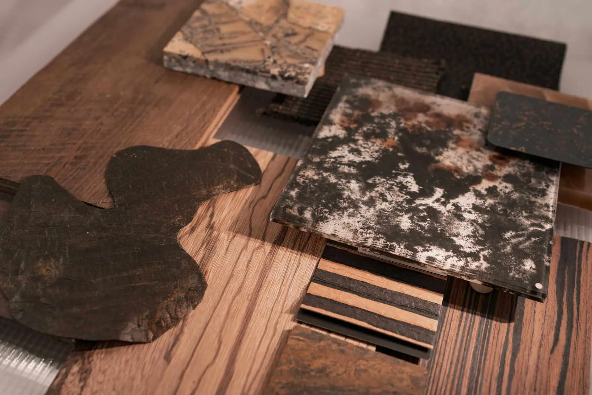 Tactile Minimalism: Menciptakan Kehangatan Melalui Tekstur Mentah & Material Organik