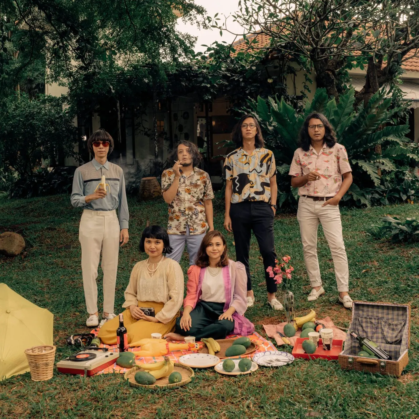 White Shoes & The Couples Company: Menikmati Keintiman Pertunjukan Musik Akustik dalam Konsep Intimate Gig