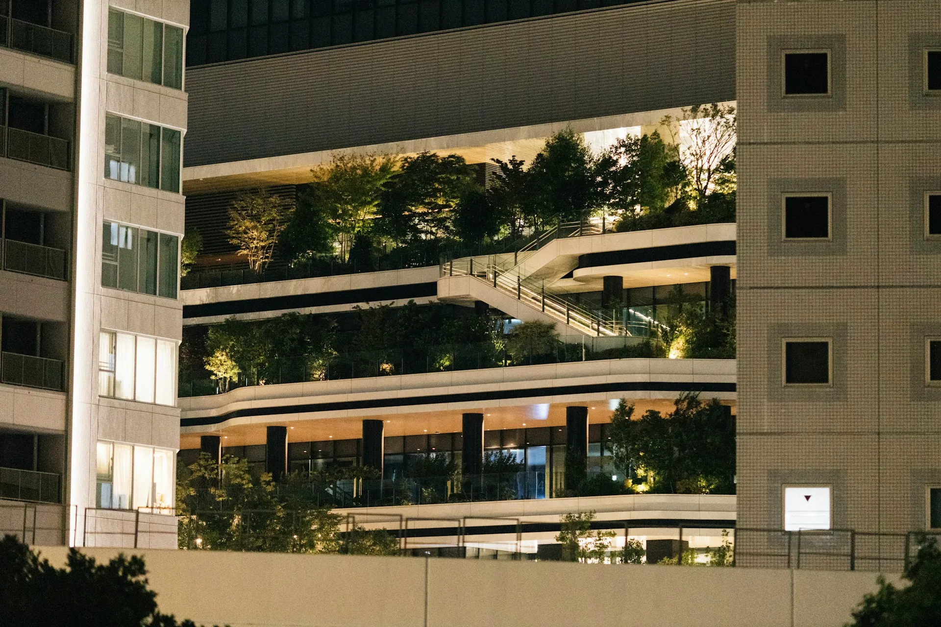 The Vertical Green Spaces: Discovering Rooftop Sanctuaries and Natural Purification Matrices Across Sky-High Developments
