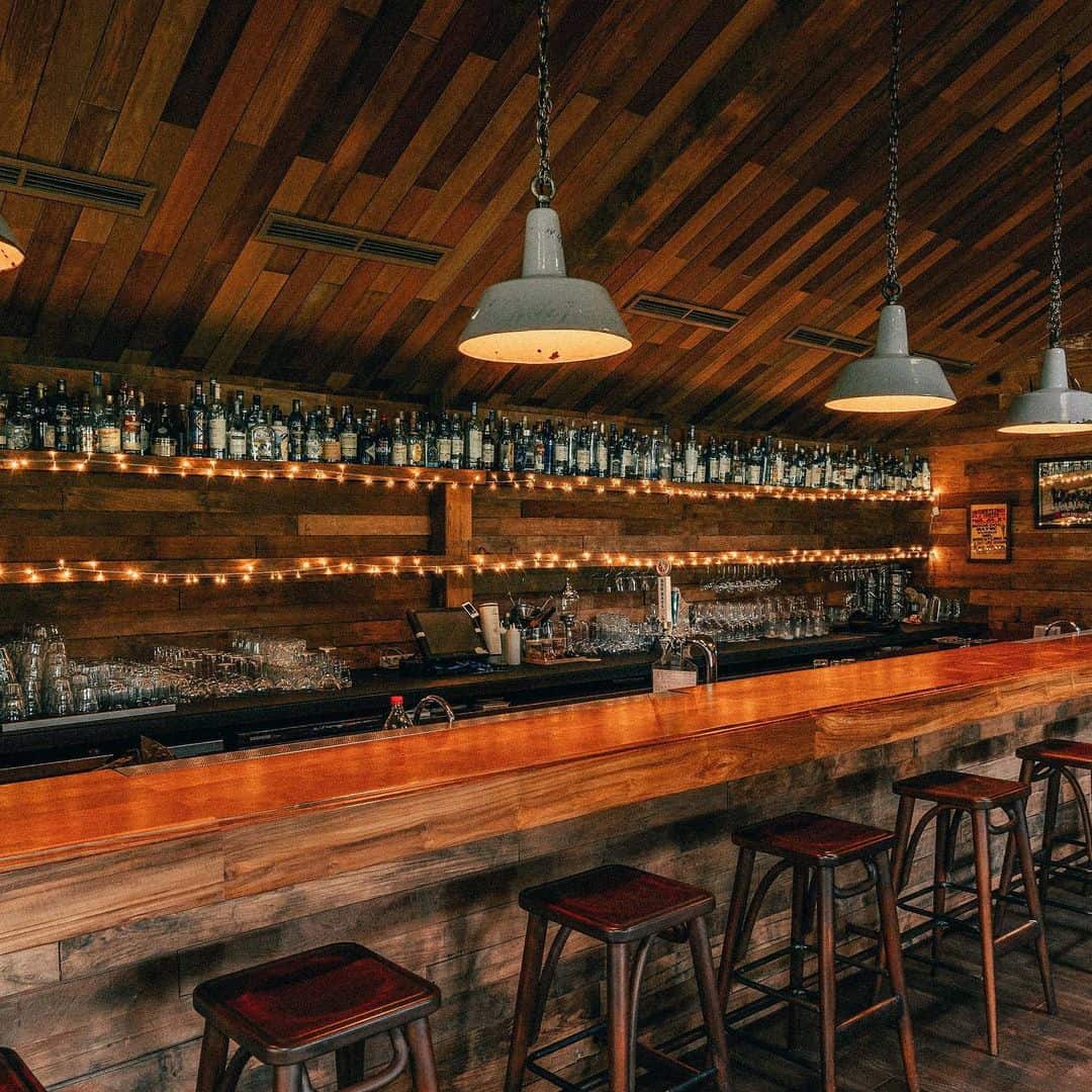 Bar di Jakarta dengan Konsep Kabin yang Indah