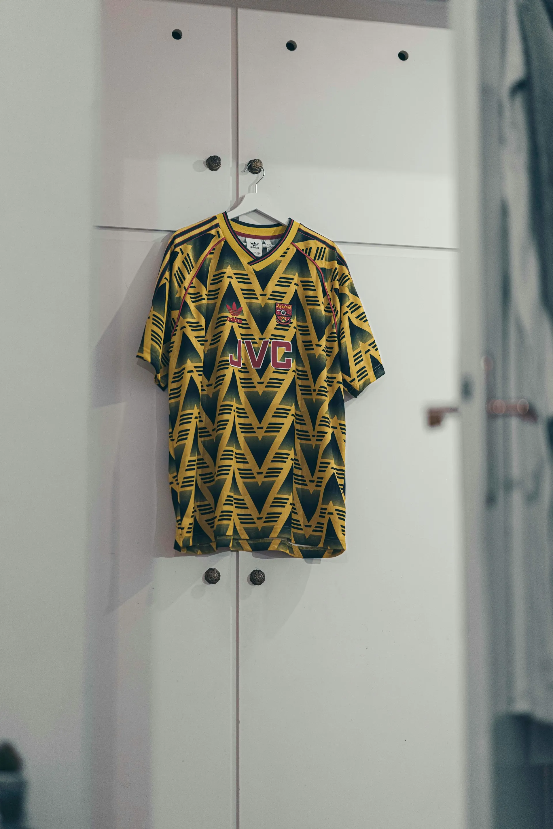 'Blockcore Streetwear': Sentuhan Jersey Sepak Bola Retro dalam Gaya Busana Harian