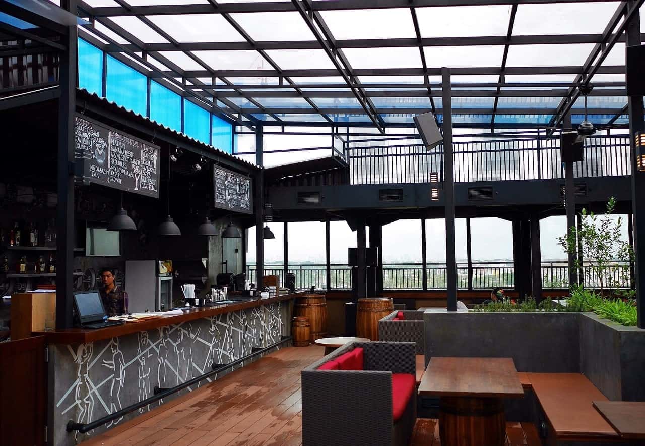 Habiskan Malam yang Panjang di Above 5 Sky Bar