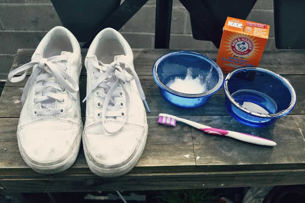 6 Cara Mencuci Sneakers yang Benar
