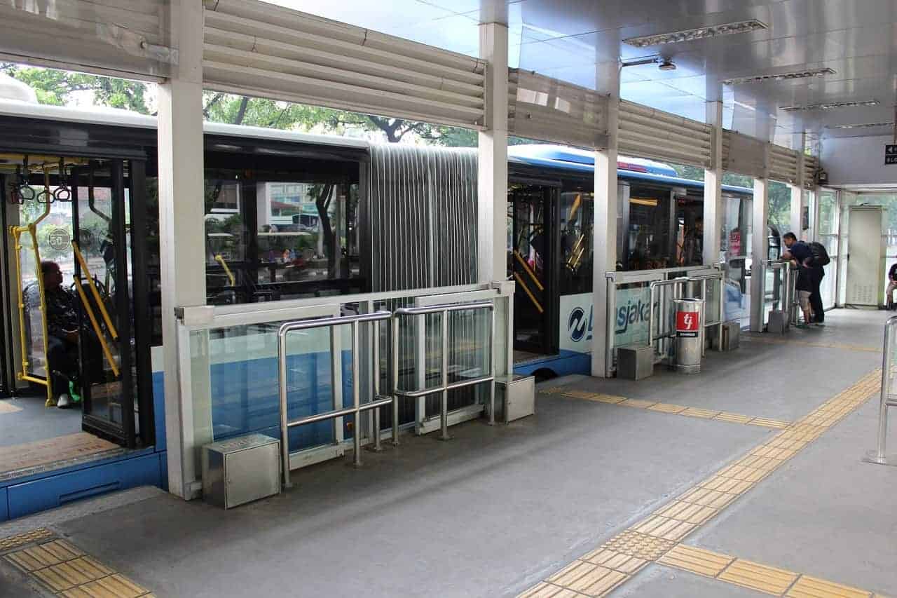 Bulan Puasa, TransJakarta Bagikan Takjil Gratis untuk Para Penumpang