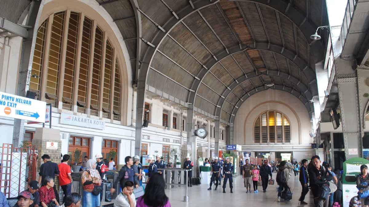 KRL Sediakan Takjil Gratis untuk Para Penumpangnya