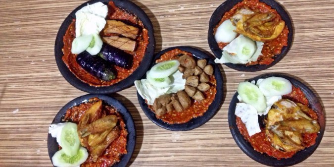 Sedapnya Sajian Ayam dan Sambal Pedas ala Warung Bu Kris