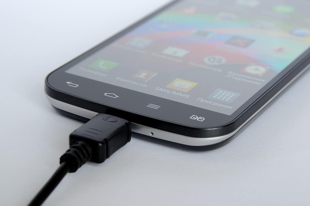 4 Kesalahan yang Biasa Terjadi Saat Mengisi Baterai Smartphone