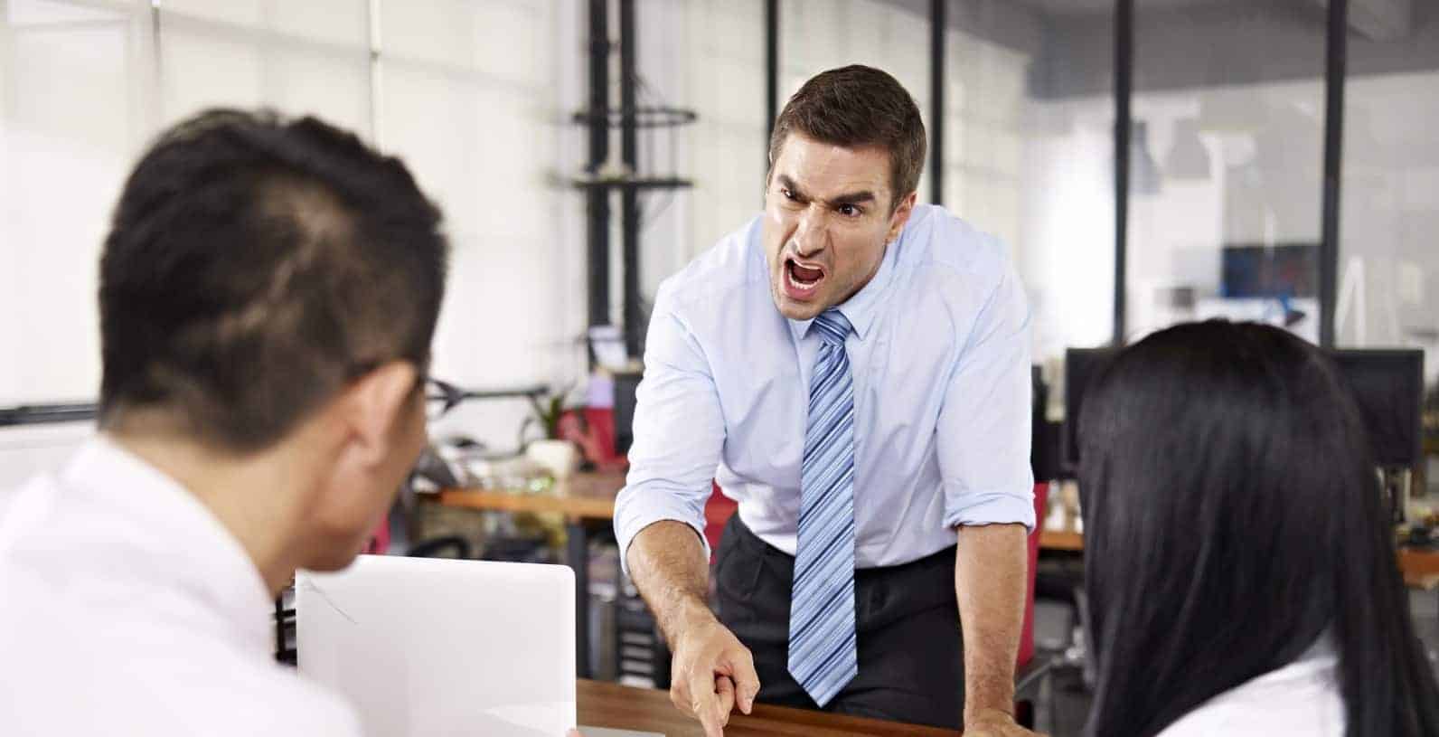 5 Tanda Atasan Menyebalkan di Kantor