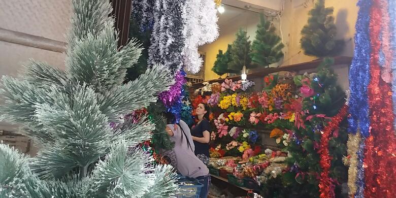 Berburu Pernak-pernik Natal Murah Meriah di Pasar Asemka