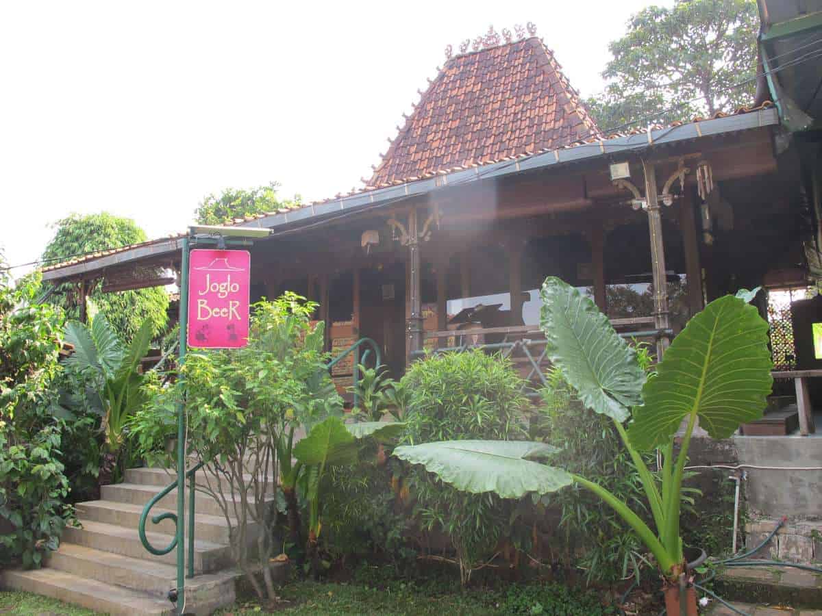 Tempat Nge-bir Asyik dengan Suasana Jawa