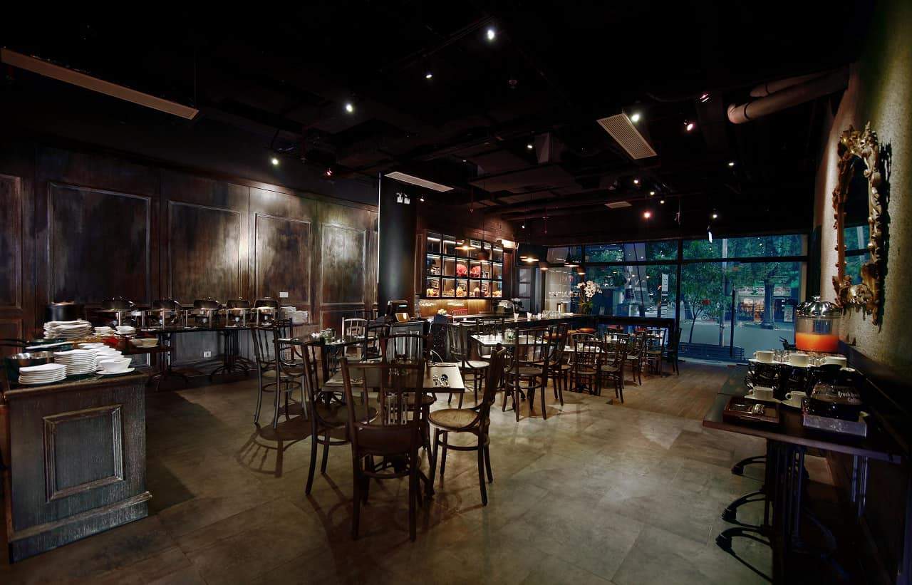 A Casual Bar with Warm Atmosphere