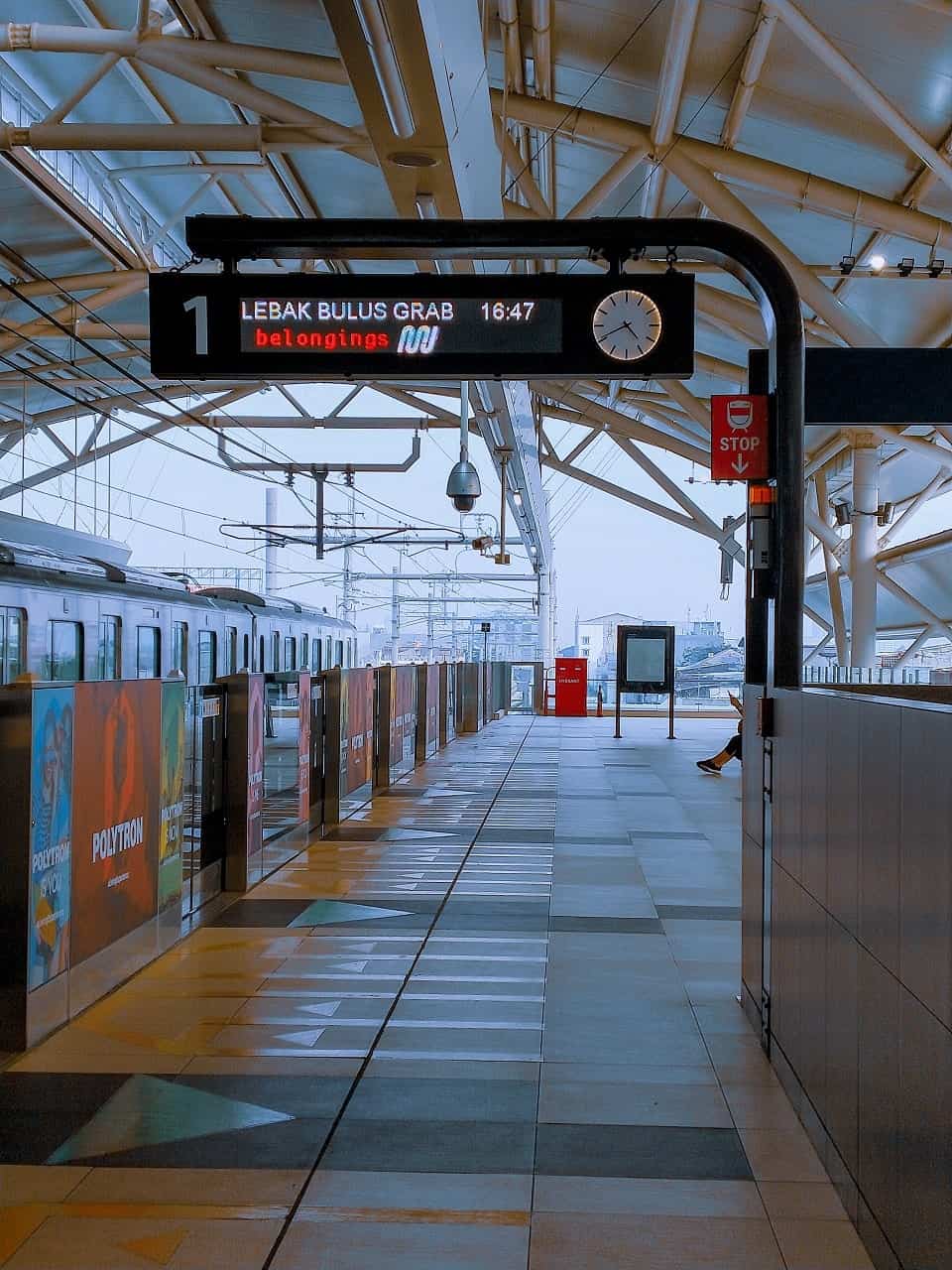 Alasan Mengapa Dilarang Bersandar di Pintu Peron MRT