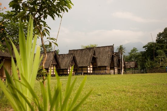 Berwisata Sambil Belajar di Kampung Budaya Sindang Barang
