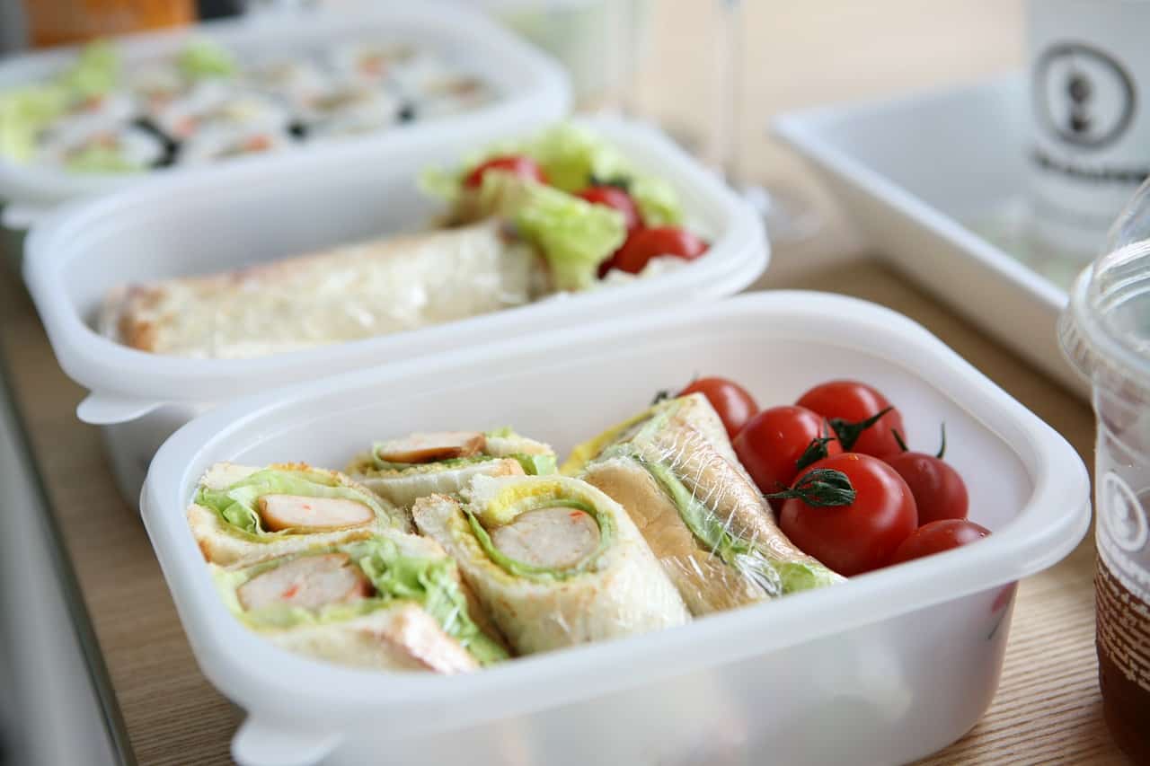 Bahan Makanan ini Ternyata Ampuh Hilangkan Bau dan Minyak pada Wadah Plastik