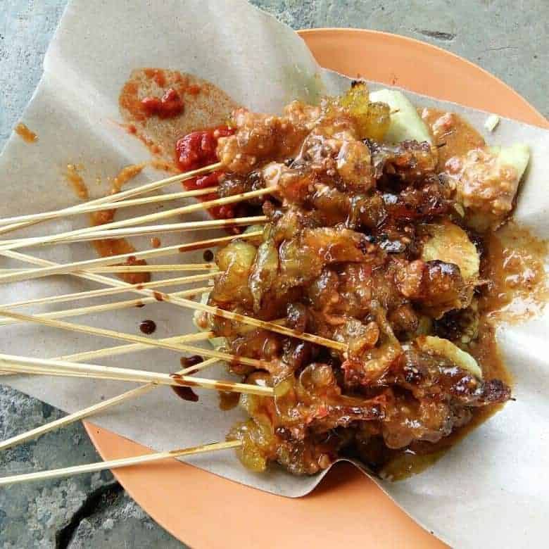 Nikmatnya Sate Kikil Bang Udin Bikin Ketagihan