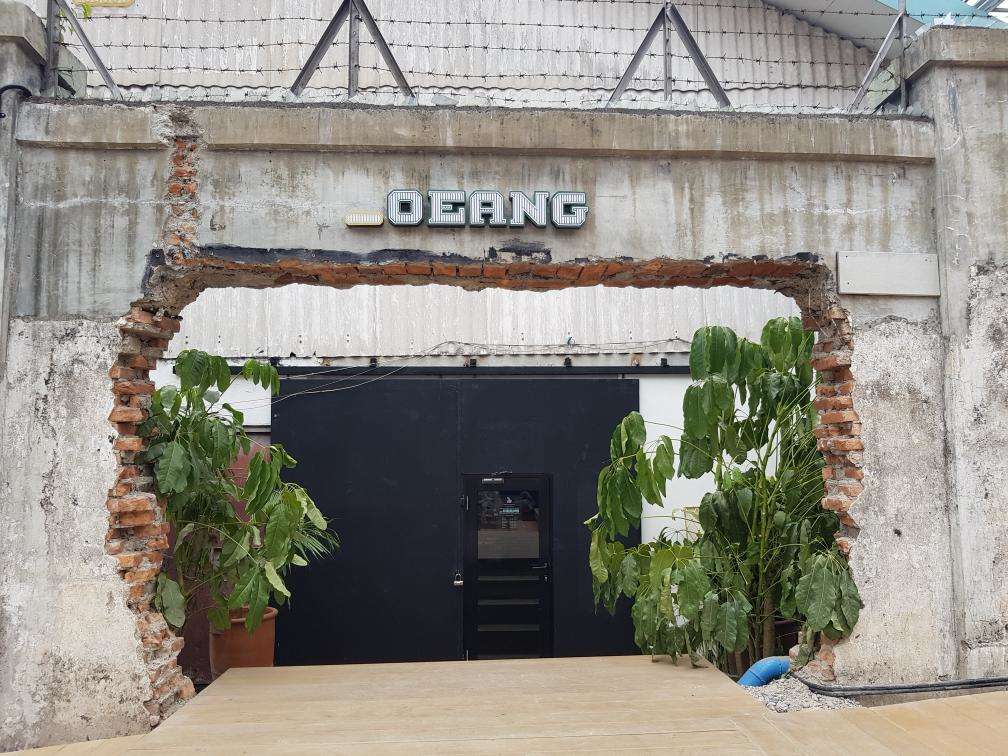 _Oeang, Bar with 90s Vibes at M Bloc Space