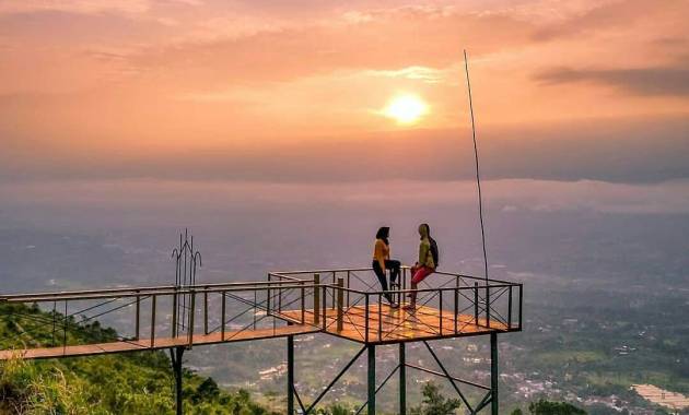 Enjoy Mesmerizing Scenery of Bogor from Alesano Hill
