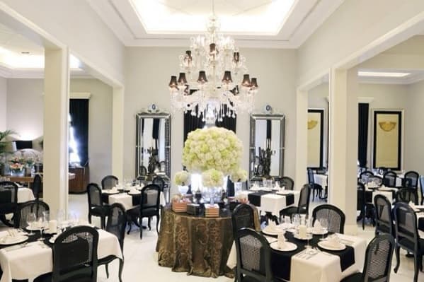 Menikmati Santapan Elegan di Bunga Rampai