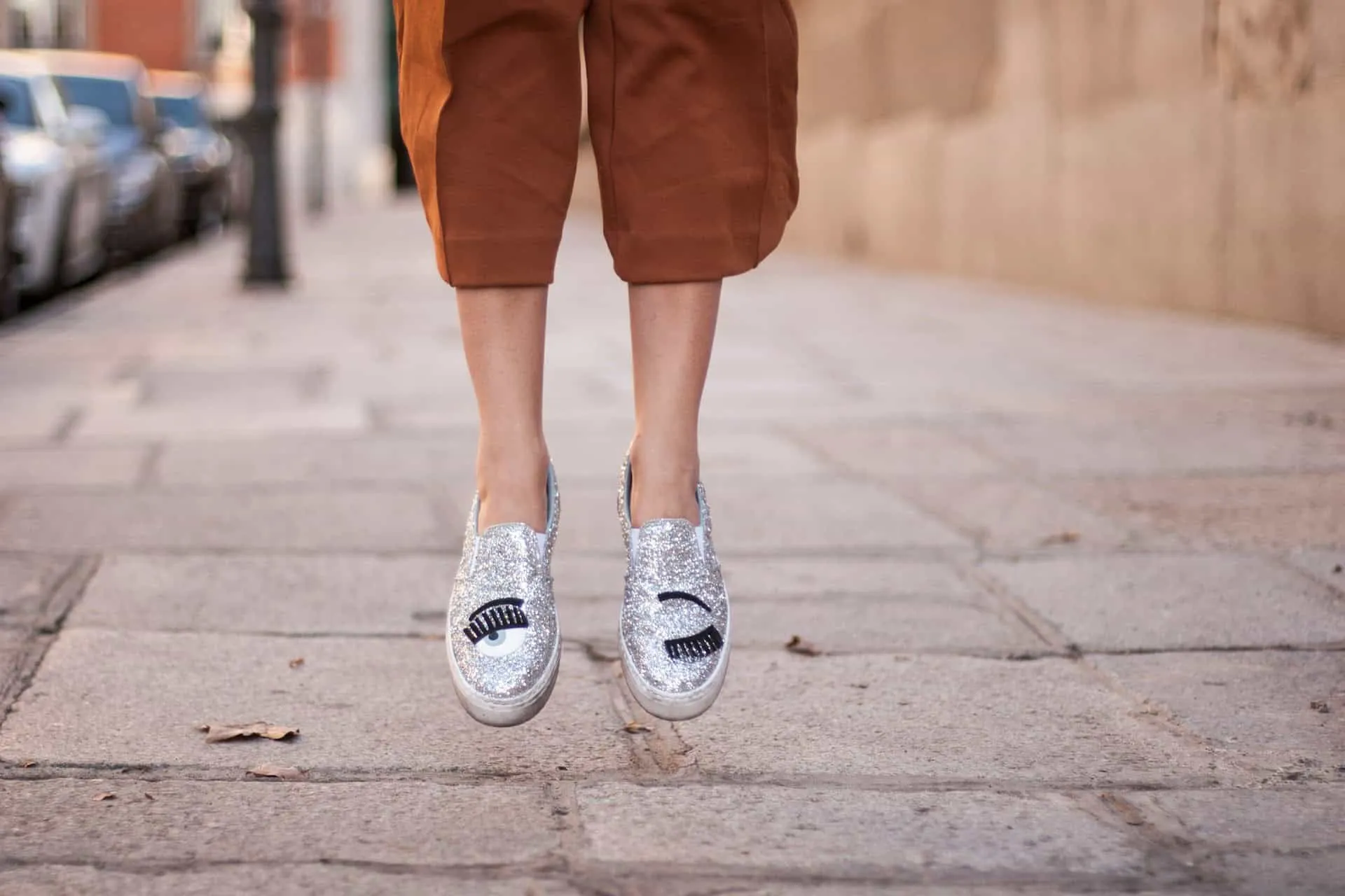 Urban Footwear: Menguasai Transisi Gaya dari Ruang Rapat hingga Sudut Kota