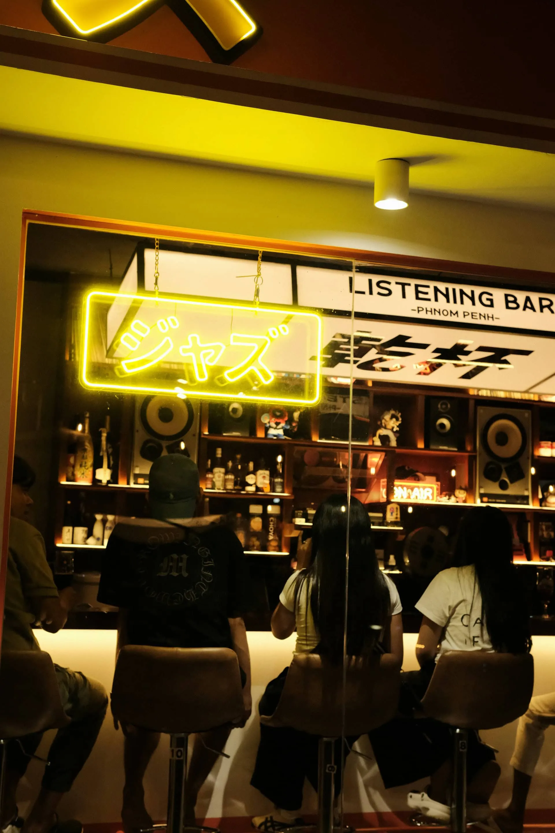 The Rise of Listening Bars: Menghargai Keheningan & Kualitas Audio di Tengah Keriuhan Malam