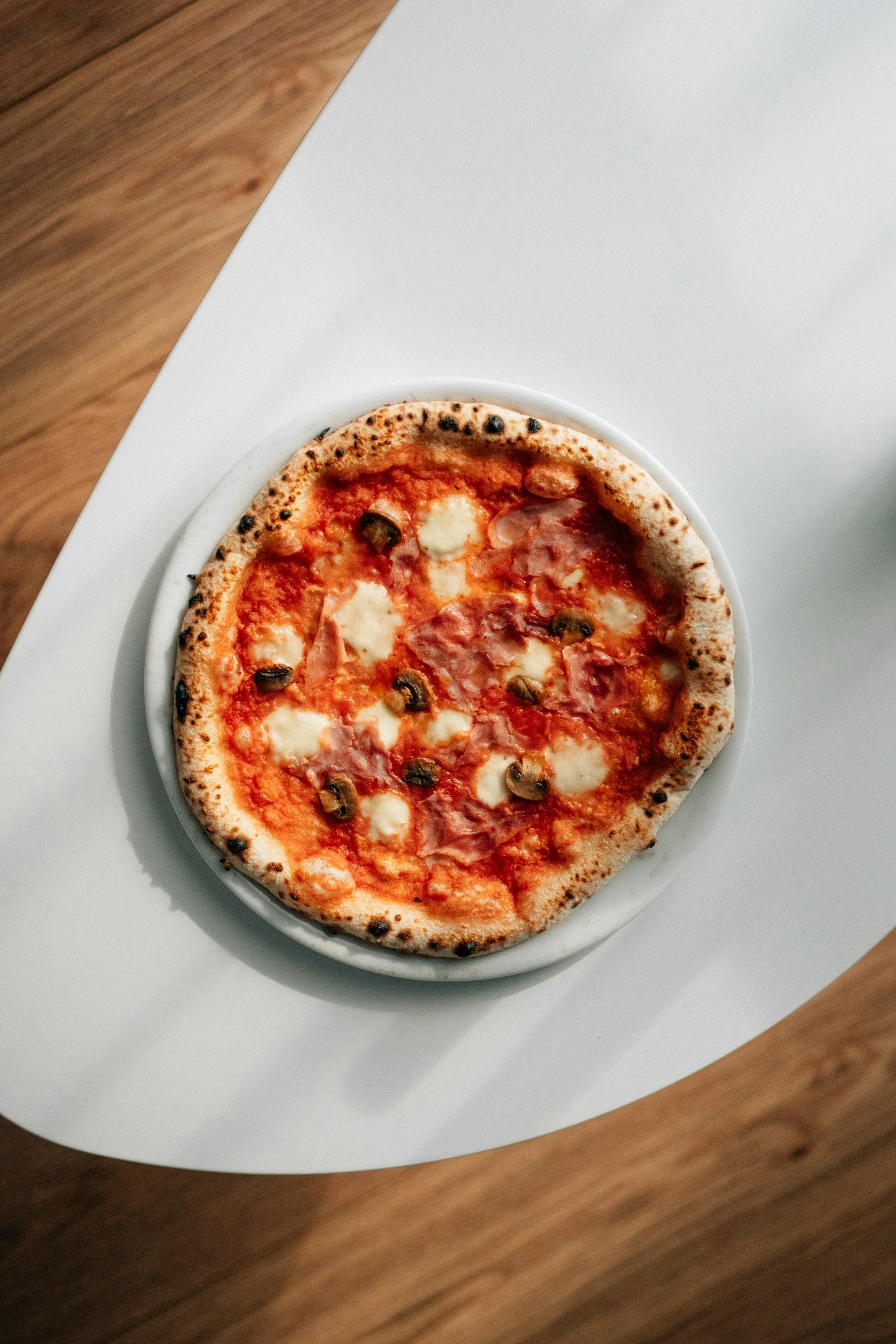 'Wood-Fired Neapolitan Pizza': Keseimbangan Adonan Long-Fermentation & Aromatik Kayu Bakar