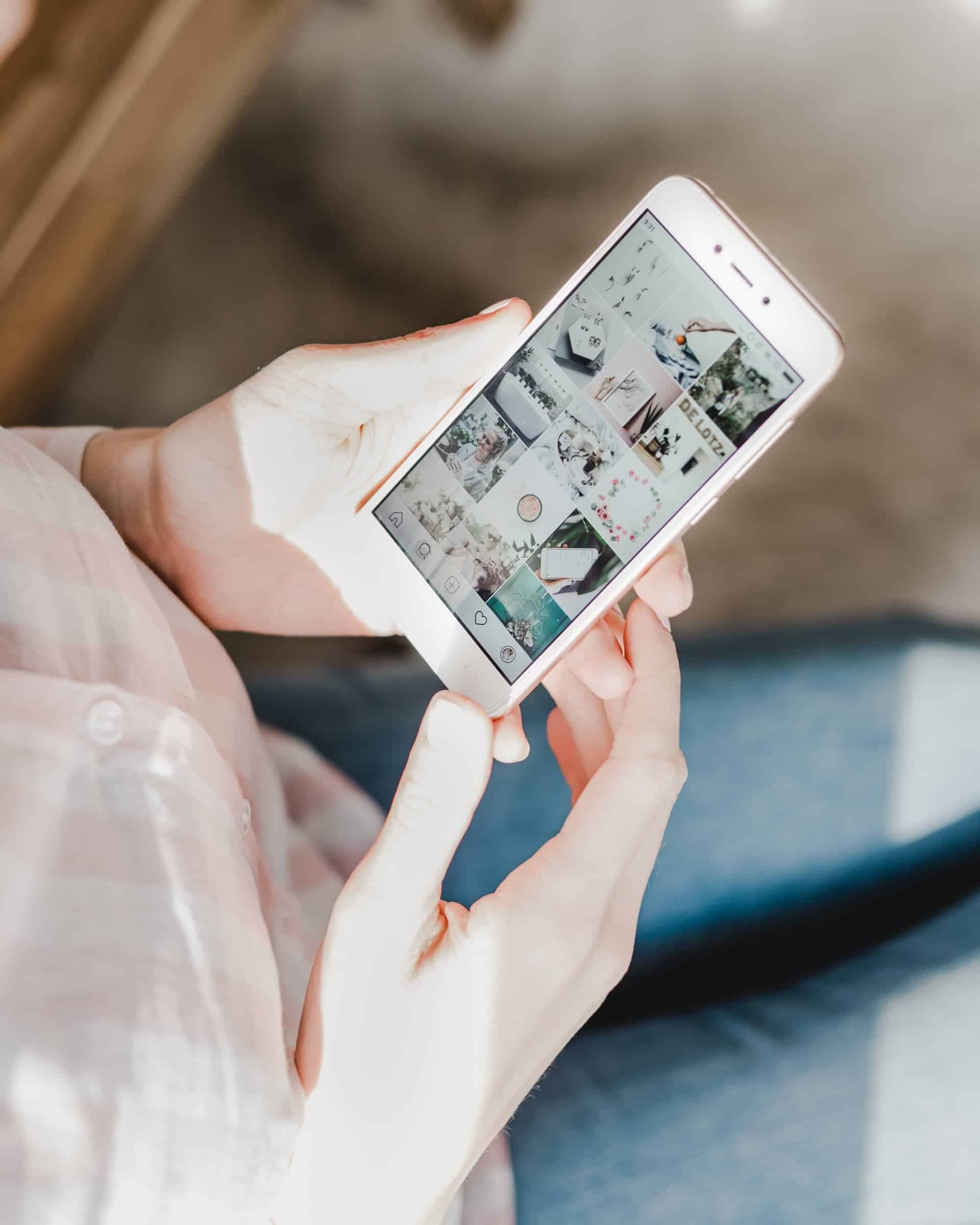 5 Signs You are Obsessed with Social Media