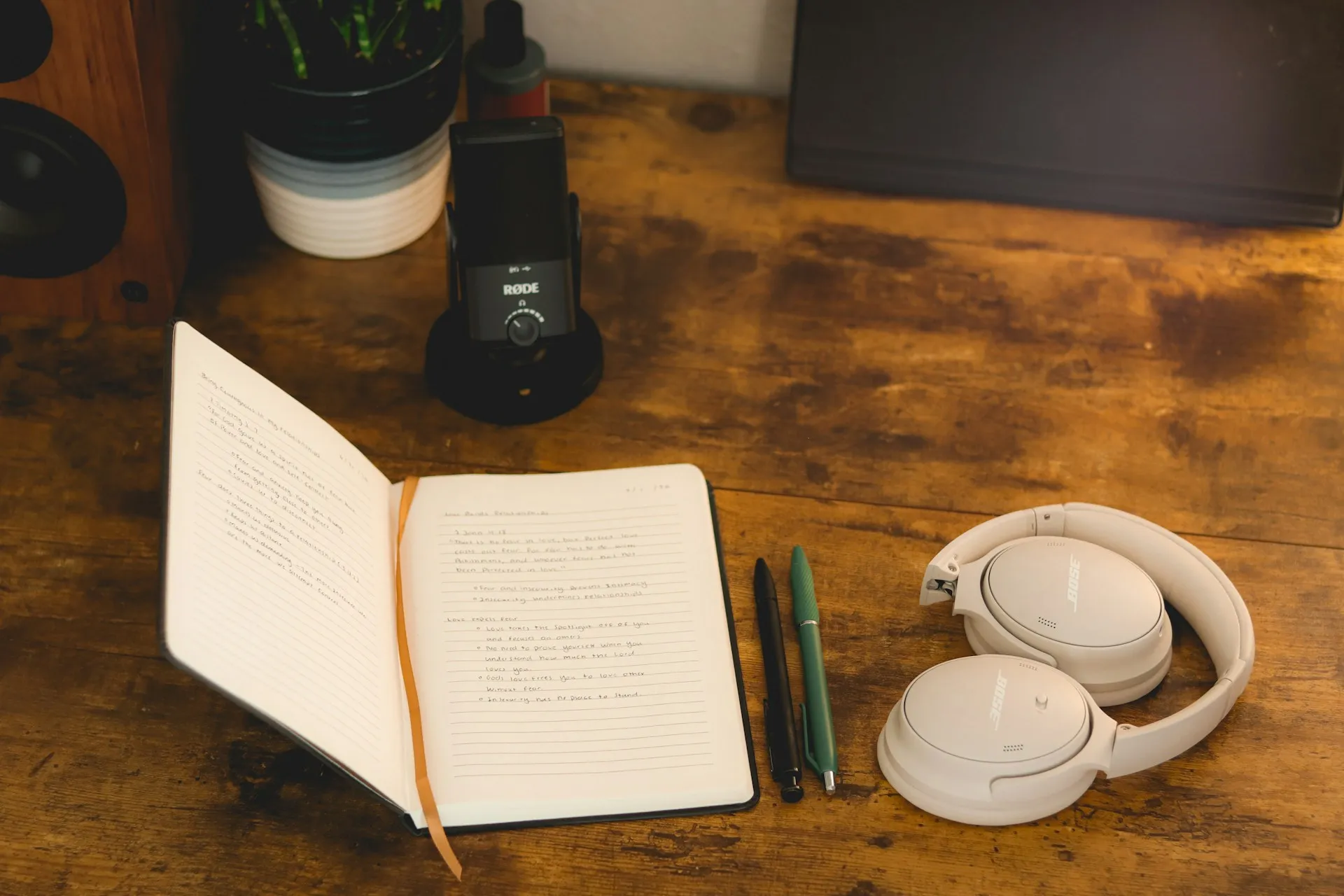 AI-Powered Personal Curation: Asisten Musik & Buku Pintar yang Mengenali Selera