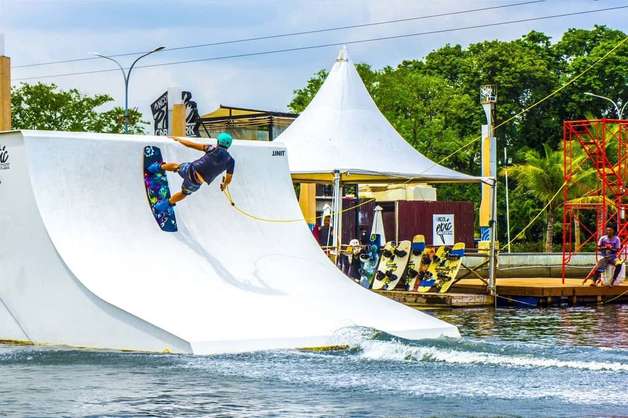 Berselancar Penuh Tantangan di Epic Cable Park